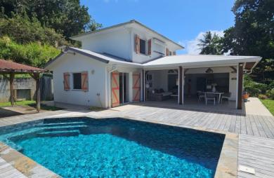 Belle maison F4 en dur avec piscine, jardin au calme dans la nature