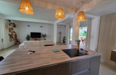 Maison F4 + F5 meublé et équipée en très bon état.