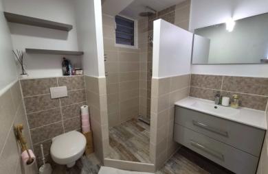 Maison F4 + F5 meublé et équipée en très bon état.