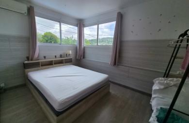 Maison F4 + F5 meublé et équipée en très bon état.