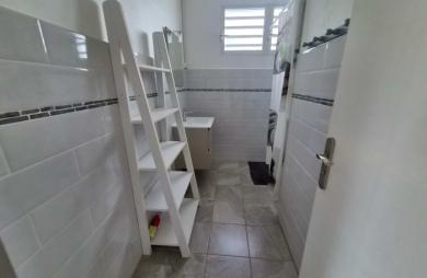 Maison F4 + F5 meublé et équipée en très bon état.