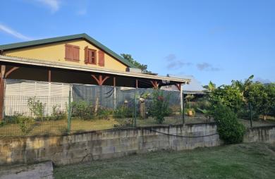 Villa F3 + grande mezzanine, sur 952 m2 de terrain - DUCOS