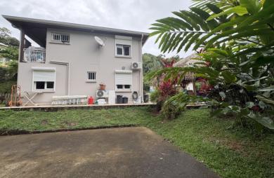 Maison familiale sur deux niveaux à Sainte-Marie