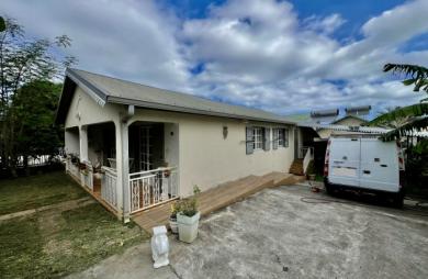 SAINT PIERRE 97410 - BELLE VILLA HABITABLE DE SUITE - EMPLACEMENT DE CHOIX