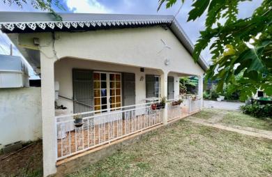 SAINT PIERRE 97410 - BELLE VILLA HABITABLE DE SUITE - EMPLACEMENT DE CHOIX
