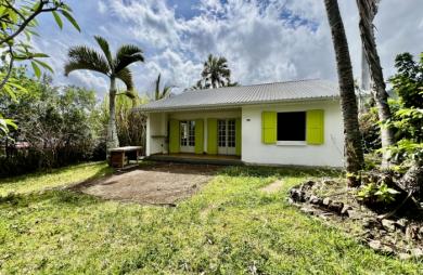 ENTRE DEUX 97414 - VILLA FONCTIONNELLE + BUNGALOW - VASTE TERRAIN ARBORE - CADRE VERDOYANT