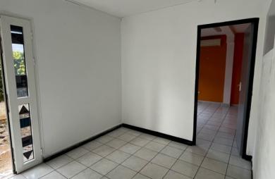 Local professionnel et commercial 67 m2 secteur Moufia proche boulevard Sud
