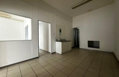 Location Local commercial 65.00m&sup2; Le Port