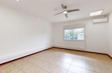 Location Local commercial 200.00m&sup2; 2 pièces Saint Louis