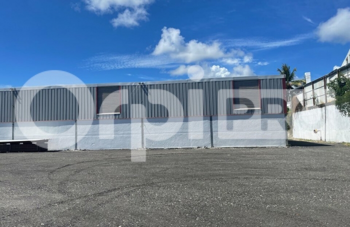 Terrain de 3000 m² avec grand entrepôt à louer