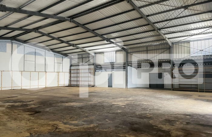 Terrain de 3000 m² avec grand entrepôt à louer