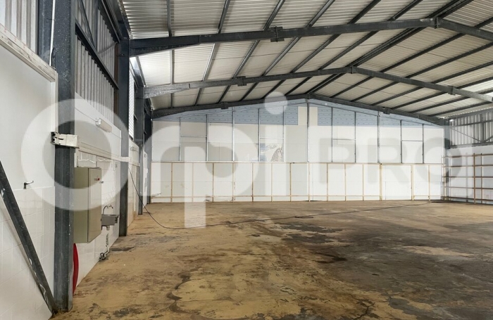 Terrain de 3000 m² avec grand entrepôt à louer