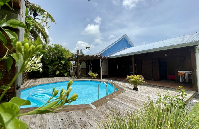 Villa F4 plus bureau. Piscine. Charme Tropical en Bois Rouge. Garage.