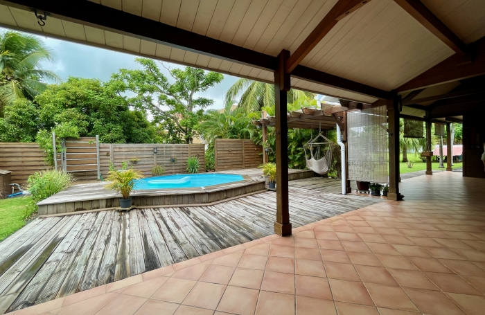 Villa F4 plus bureau. Piscine. Charme Tropical en Bois Rouge. Garage.