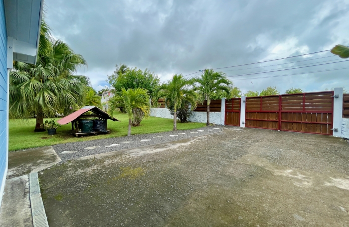 Villa F4 plus bureau. Piscine. Charme Tropical en Bois Rouge. Garage.