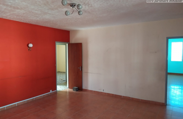 BASSE-TERRE - Maison T5 + 2 appartements T3 en sous sol