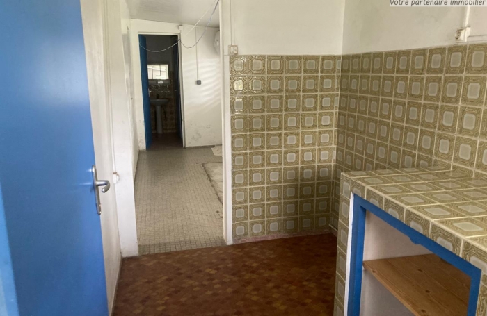 À vendre : Appartement T3 à Saint-Claude, proche du bourg - idéal pour résidence principale ou investissement.