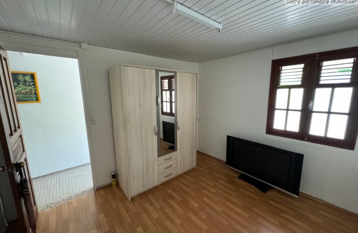 À vendre : Appartement T3 à Saint-Claude, proche du bourg - idéal pour résidence principale ou investissement.