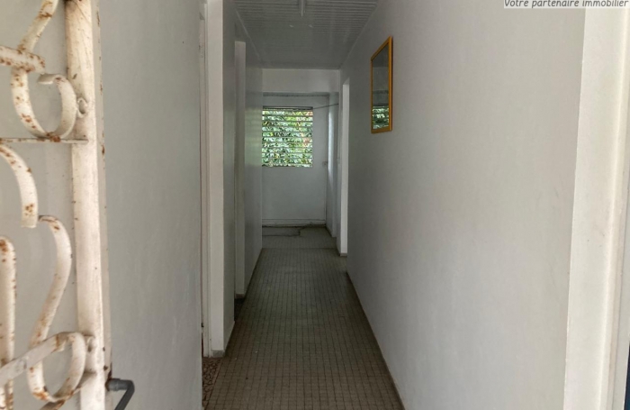 À vendre : Appartement T3 à Saint-Claude, proche du bourg - idéal pour résidence principale ou investissement.