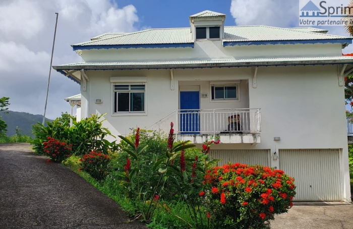 SAINT CLAUDE- Maison individuelle (246 m2) de type T9 Non Meublée - Vue Mer - Clôturée- Piscine sécurisée