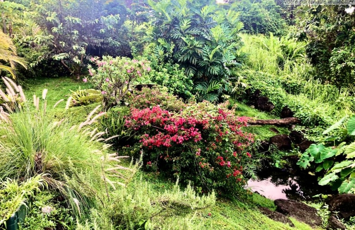 TROIS-RIVIERES, Villa T5 avec Jardin Arboré et Bassin Naturel, dans un Havre de Paix