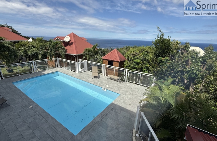 DESHAIES - MAISON avec bungalows - Piscine - Vue sur la mer et île de Montserrat