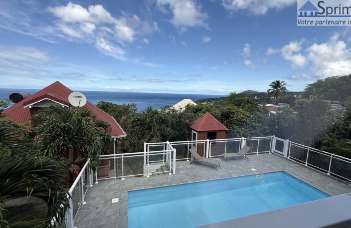 DESHAIES - MAISON avec bungalows - Piscine - Vue sur la mer et île de Montserrat