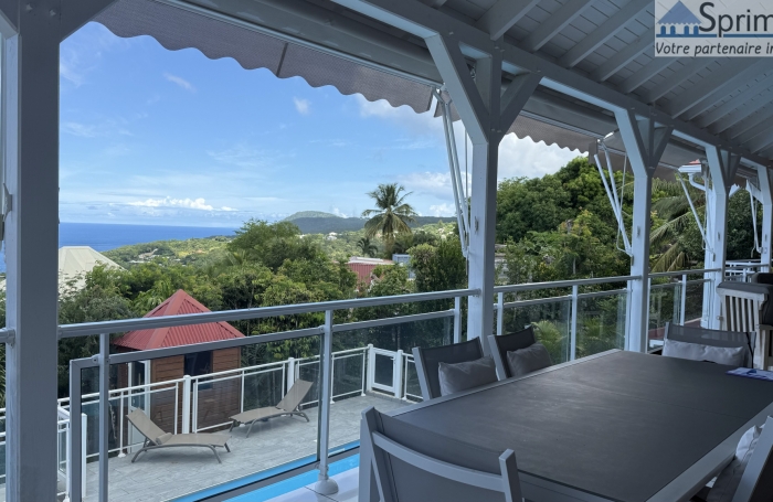 DESHAIES - MAISON avec bungalows - Piscine - Vue sur la mer et île de Montserrat