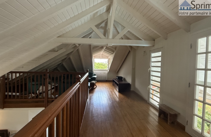 DESHAIES - MAISON avec bungalows - Piscine - Vue sur la mer et île de Montserrat