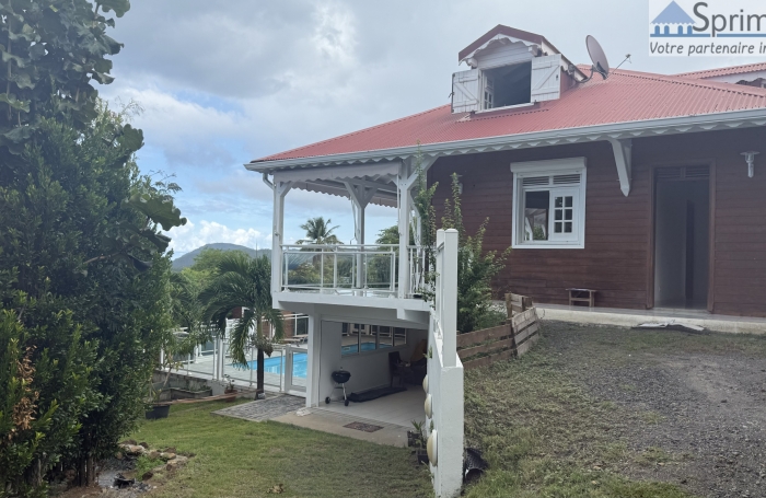 DESHAIES - MAISON avec bungalows - Piscine - Vue sur la mer et île de Montserrat