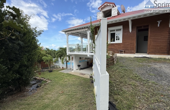 DESHAIES - MAISON avec bungalows - Piscine - Vue sur la mer et île de Montserrat