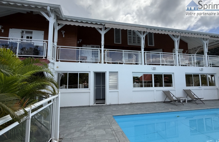 DESHAIES - MAISON avec bungalows - Piscine - Vue sur la mer et île de Montserrat