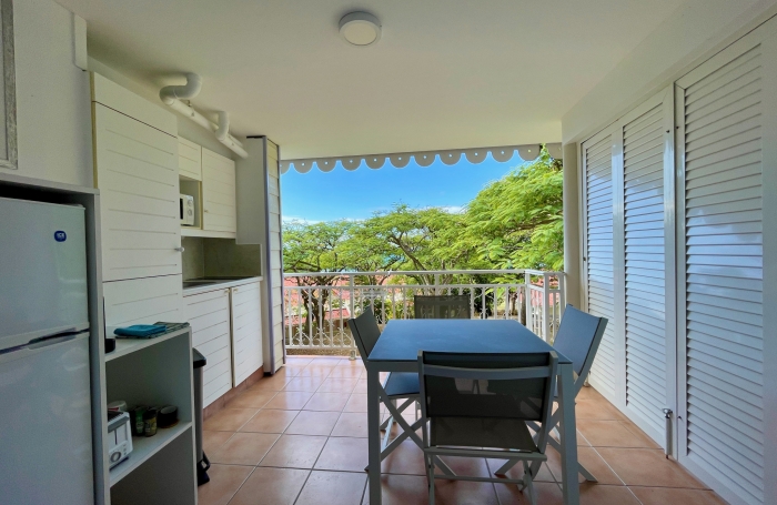 Au coeur d'une belle résidence avec plage et piscines. Appartement rénové.