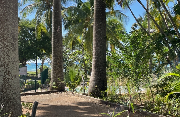 Au coeur d'une belle résidence avec plage et piscines. Appartement rénové.