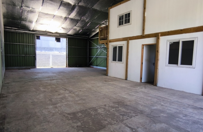 Local commercial de 140m2 type hangar industriel