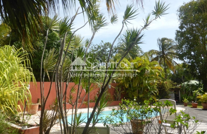 TROIS RIVIERES - Maison de type T6 meublé, piscine, terrain clôturé, jardin arboré et fruitiers,