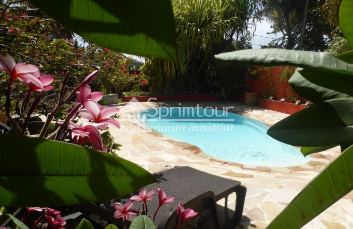 TROIS RIVIERES - Maison de type T6 meublé, piscine, terrain clôturé, jardin arboré et fruitiers,