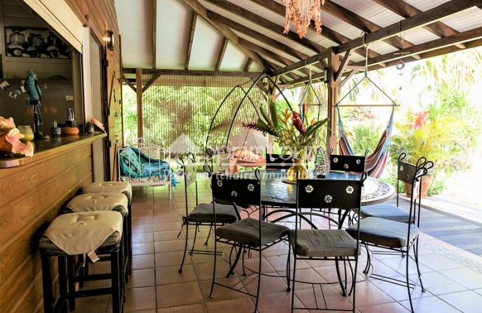 TROIS RIVIERES - Maison de type T6 meublé, piscine, terrain clôturé, jardin arboré et fruitiers,