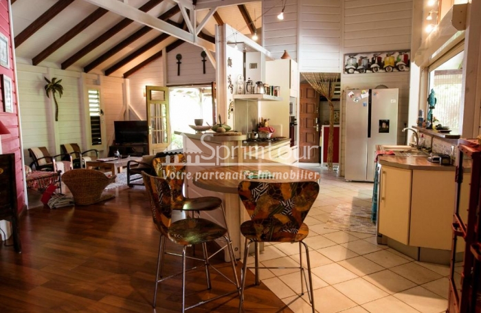 TROIS RIVIERES - Maison de type T6 meublé, piscine, terrain clôturé, jardin arboré et fruitiers,