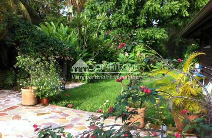 TROIS RIVIERES - Maison de type T6 meublé, piscine, terrain clôturé, jardin arboré et fruitiers,