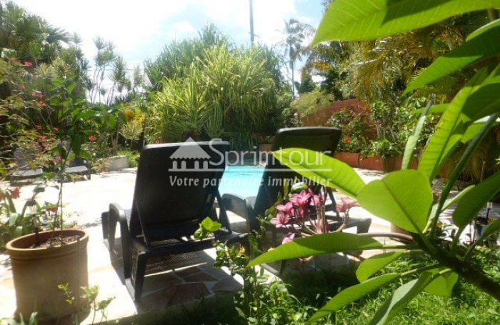 TROIS RIVIERES - Maison de type T6 meublé, piscine, terrain clôturé, jardin arboré et fruitiers,