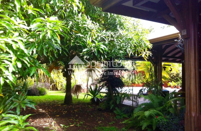 TROIS RIVIERES - Maison de type T6 meublé, piscine, terrain clôturé, jardin arboré et fruitiers,