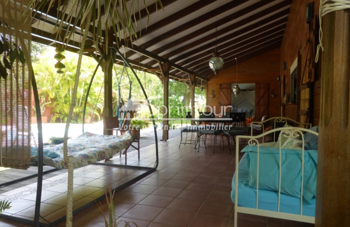 TROIS RIVIERES - Maison de type T6 meublé, piscine, terrain clôturé, jardin arboré et fruitiers,
