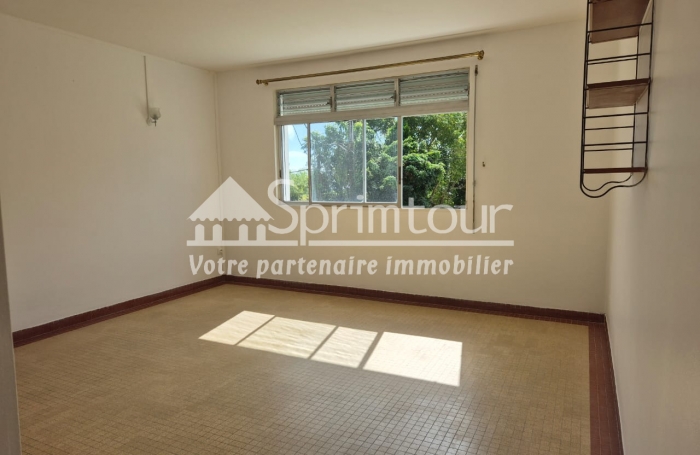 SAINT-CLAUDE- SPACIEUSE MAISON  CLOTUREE DE TYPE T7 NON CLIMATISEE - VUE MER ET MONTAGNE   TERRAIN ARBORÉ