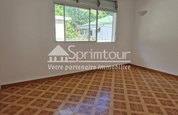 SAINT-CLAUDE- SPACIEUSE MAISON  CLOTUREE DE TYPE T7 NON CLIMATISEE - VUE MER ET MONTAGNE   TERRAIN ARBORÉ