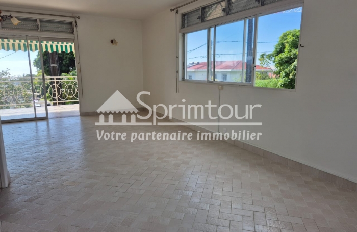 SAINT-CLAUDE- SPACIEUSE MAISON  CLOTUREE DE TYPE T7 NON CLIMATISEE - VUE MER ET MONTAGNE   TERRAIN ARBORÉ