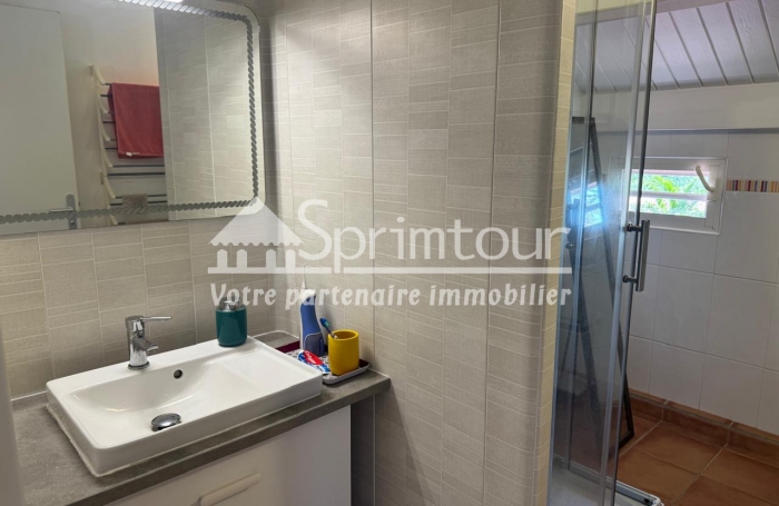 GOURBEYRE À vendre : Très bel appartement duplex T3 dans une résidence sécurisée avec piscine