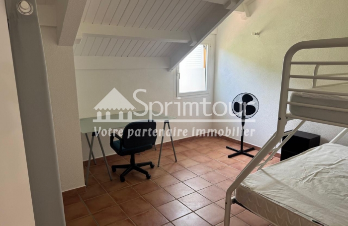 GOURBEYRE À vendre : Très bel appartement duplex T3 dans une résidence sécurisée avec piscine
