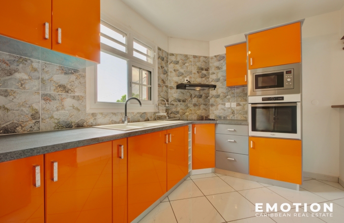 IMMEUBLE POINTE-NOIRE + 2 APT + LOCAL COMMERCIALE