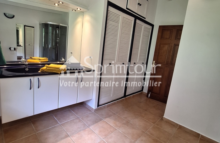 Maison-Bouillante-Location-Parc arboré de 9000m2